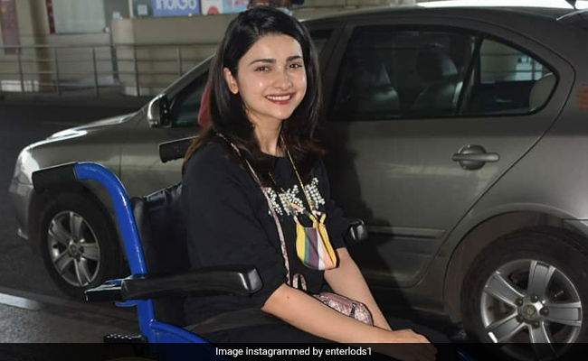 एयरपोर्ट से व्हील चेयर पर निकलीं प्राची देसाई, टांग में लगी चोट- देखें Video एयरपोर्ट से व्हील चेयर पर निकलीं प्राची देसाई, टांग में लगी चोट- देखें Video