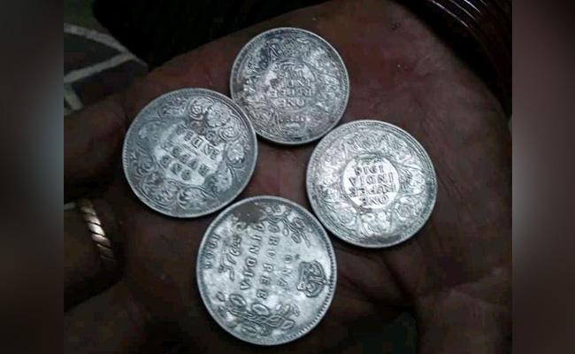 कैथल में पुरानी हवेली की खोदाई से मिले 103 साल पुराने चांदी के सिक्के