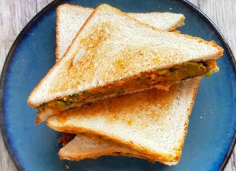 Quick Breakfast Recipe: How To Make Desi-Style Aloo Sandwich In Just 5 Minutes Quick Breakfast Recipe: How To Make Desi-Style Aloo Sandwich In Just 5 Minutes