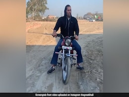 The Great Khali के सामने खिलौने जैसी दिखी बुलेट, कच्ची सड़क पर खूब दौड़ाई मोटरसाइकिल- देखें Video The Great Khali के सामने खिलौने जैसी दिखी बुलेट, कच्ची सड़क पर खूब दौड़ाई मोटरसाइकिल- देखें Video