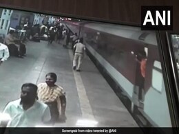 महाराष्ट्र : चलती ट्रेन और प्लेटफॉर्म के बीच फंसा यात्री, RPF के जवानों ने बचाई जान, देखें VIDEO महाराष्ट्र : चलती ट्रेन और प्लेटफॉर्म के बीच फंसा यात्री, RPF के जवानों ने बचाई जान, देखें VIDEO
