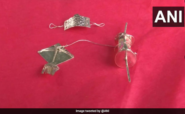 मकर संक्रांति पर आर्टिस्ट की अनोखी कला, बनाई सोने-चांदी की मिनिएचर काइट, मांझा और फेस मास्क- देखें Photos