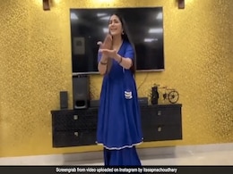Sapna Choudhary ने नीला सूट पहन हरियाणवी गाने 'चटक मटक' पर किया ऐसा डांस, Video ने मचा दी सोशल मीडिया पर धूम Sapna Choudhary ने नीला सूट पहन हरियाणवी गाने 'चटक मटक' पर किया ऐसा डांस, Video ने मचा दी सोशल मीडिया पर धूम