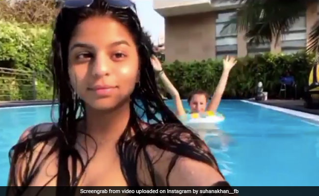 Suhana Khan पूल में यूं चिल करती आईं नजर, देखें शाहरुख खान की बिटिया का थ्रोबैक Video