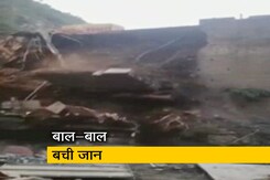 जम्मू-श्रीनगर हाइवे पर भरभराकर ढहा पुल, हादसे की चपेट में नहीं आया ट्रक जम्मू-श्रीनगर हाइवे पर भरभराकर ढहा पुल, हादसे की चपेट में नहीं आया ट्रक