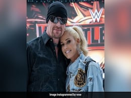 ये हैं WWE रेसलर अंडरटेकर की वाइफ, कुश्ती के रिंग से लेकर ग्लैमर की दुनिया तक चलता है सिक्का- देखें Photo और Video ये हैं WWE रेसलर अंडरटेकर की वाइफ, कुश्ती के रिंग से लेकर ग्लैमर की दुनिया तक चलता है सिक्का- देखें Photo और Video