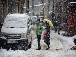 Fresh Snowfall Shuts Srinagar-Jammu Highway, Flights Affected Fresh Snowfall Shuts Srinagar-Jammu Highway, Flights Affected