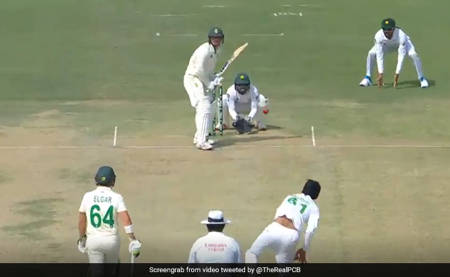 Pak Vs SA: आउट होने के बाद खुद पर गुस्सा करते दिखे क्विंटन डि कॉक, ऐसे बैठ गए जमीन पर - देखें Video