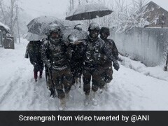 कश्मीर में बर्फबारी के बीच जवानों ने महिला को स्ट्रेचर पर लादकर घर तक पहुंचाया