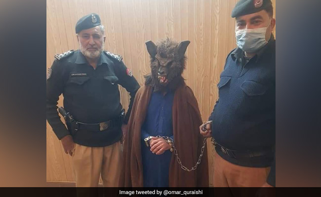 पाकिस्तान में न्यू ईयर ईव पर लोगों को 'राक्षस' बनकर डरा रहा था शख्स, पुलिस ने ऐसे पकड़ा