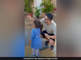 इनाया खेमू पापा संग पतंग उड़ाती आईं नजर, क्यूट Video हुआ वायरल इनाया खेमू पापा संग पतंग उड़ाती आईं नजर, क्यूट Video हुआ वायरल