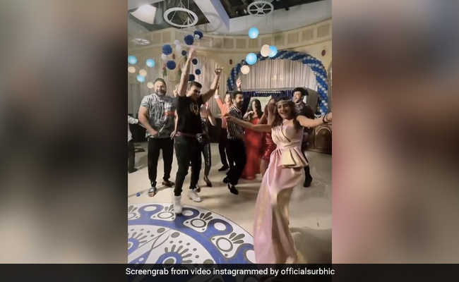 सुरभि चंदना ने 'नागिन 5' की टीम संग किया डिस्को डांस,  रेट्रो लुक में एक्ट्रेस का Video वायरल