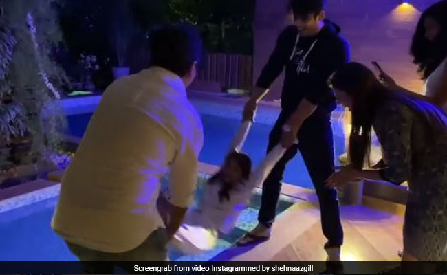 Shehnaaz Gill के बर्थडे पर आधी रात को सिद्धार्थ शुक्ला और दोस्तों ने उन्हें फेंका पूल में, देखें Video