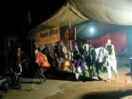 यूपी : बागपत में प्रदर्शन कर रहे किसानों को पुलिस ने रातोंरात हटाया, NHAI के नोटिस का दिया हवाला यूपी : बागपत में प्रदर्शन कर रहे किसानों को पुलिस ने रातोंरात हटाया, NHAI के नोटिस का दिया हवाला