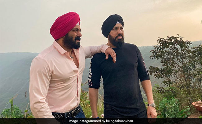 Salman Khan ने बॉडीगार्ड शेरा के साथ शेयर की फोटो, बोले- वफादारी...