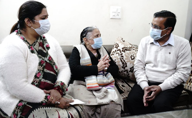 केजरीवाल ने दिवंगत कोरोना वारियर के परिवार को दिए एक करोड़ रुपये केजरीवाल ने दिवंगत कोरोना वारियर के परिवार को दिए एक करोड़ रुपये