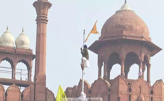 देखें VIDEO : ट्रैक्टरों में सवार होकर लाल किला पहुंचे किसान, किले पर फहरा दिया एक और झंडा