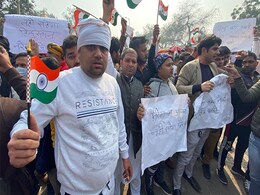 सिंघू बार्डर पर करीब 100 लोगों ने की किसान आंदोलन के खिलाफ नारेबाजी, बनी गतिरोध की स्थिति सिंघू बार्डर पर करीब 100 लोगों ने की किसान आंदोलन के खिलाफ नारेबाजी, बनी गतिरोध की स्थिति