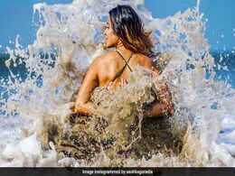 समुद्र की लहरों के थपेड़ों के बीच योग करती नजर आई Aashka Goradia, Photo हुई वायरल समुद्र की लहरों के थपेड़ों के बीच योग करती नजर आई Aashka Goradia, Photo हुई वायरल