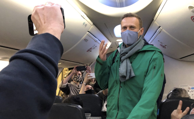 Kremlin Critic Alexei Navalny Says He's "Innocent", Flies Back To Russia