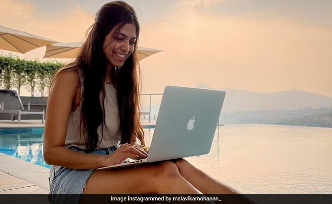 Vijay The Master की एक्ट्रेस Malavika Mohanan इन हसीन नजारों के बीच दे रही हैं इंटरव्यू, Photo हुई वायरल