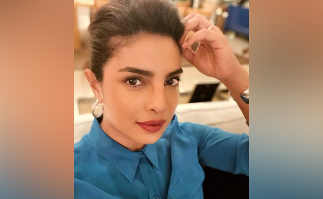 ऑफिस में कैसे दिखे बेस्ट, यहां फॉलो करें प्रियंका चोपड़ा के मेकअप हैक्स