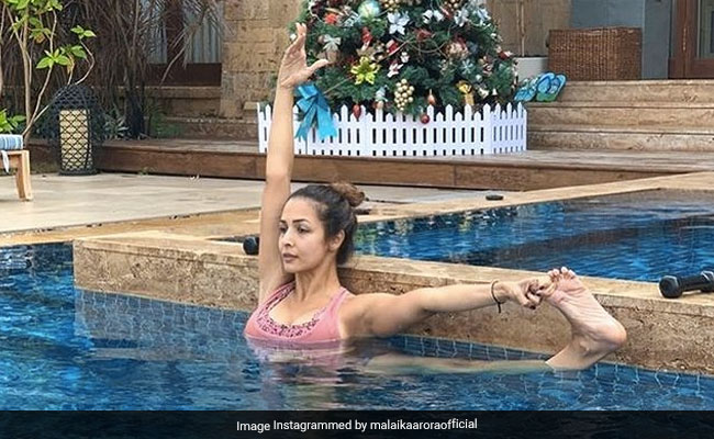 मलाइका अरोड़ा ने स्विमिंग पूल में योग की इस कठिन मुद्रा को किया ट्राई, देखें Photo
