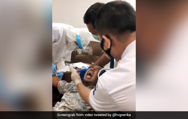 इंजेक्शन लगते वक्त शख्स करने लगा कुछ ऐसा, हर्ष गोयंका बोले- वैक्सीन सेंटर ने इसकी तैयारी की क्या? - देखें Video