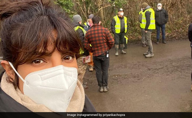 Priyanka Chopra ने पूरी की हॉलीवुड फिल्म 'टेक्स्ट फॉर यू' की शूटिंग, देखें Photos