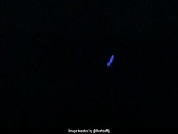 आसमान में दिखा रहस्यमयी नीला UFO, किसी ने कहा एलियन, तो किसी ने बताया LED पतंग - देखें Video आसमान में दिखा रहस्यमयी नीला UFO, किसी ने कहा एलियन, तो किसी ने बताया LED पतंग - देखें Video