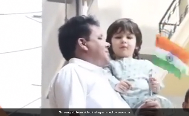 Republic Day पर तैमूर अली खान का Video हुआ वायरल, यूं तिरंगा लहराते आए नजर