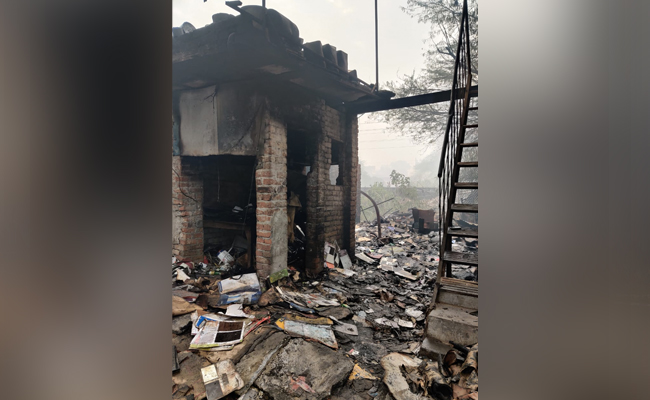 दिल्ली : कीर्तिनगर में कबाड़ी की दुकान में लगी आग, झुग्गियों तक फैली, 3 की मौत