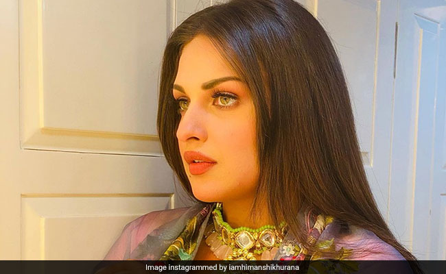 Himanshi Khurana ने लाल चूड़ा पहन ट्रेडिशनल लुक में दिया पोज, Photo देख फैंस बोले- माशाअल्लाह...