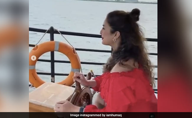 बॉलीवुड एक्ट्रेस रेड टॉप पहनकर हाउस बोट चलाती आईं नजर, Video पोस्ट कर बोलीं- पाइरेट्स ऑफ कैरेबियन...