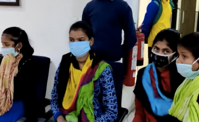 दिल्ली : बाल मजदूरी का गोरखधंधा, दो फैक्टरियों से नाबालिग लड़कियां समेत 61 बच्चे छुड़ाए गये 