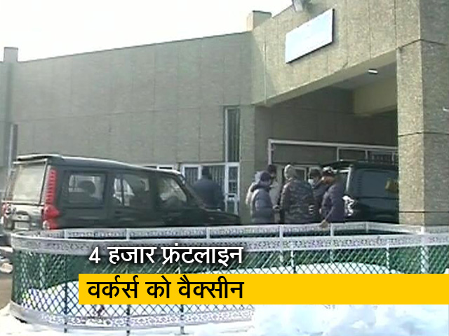 कश्मीर में कोरोना टीकाकरण अभियान, अस्पताल के निदेशक ने लगवाया टीका