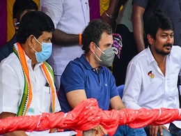 'जल्लीकट्टू' के बहाने सियासी दोस्ती का हाथ बढ़ा गए राहुल गांधी, तमिल संस्कृति के विरोधियों पर भी बरसे 'जल्लीकट्टू' के बहाने सियासी दोस्ती का हाथ बढ़ा गए राहुल गांधी, तमिल संस्कृति के विरोधियों पर भी बरसे