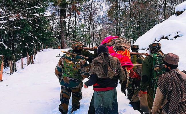 कश्मीर में फरिश्ते बने जवान, बर्फबारी के बीच गर्भवती महिला को कंधों पर पहुंचाया अस्पताल- देखें Photos