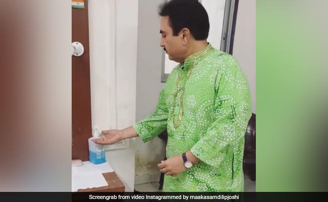 TMKOC: दिलीप जोशी उर्फ जेठालाल सैनिटाइजर और डस्टबिन के बीच यूं उलझे, वायरल हुआ फनी Video