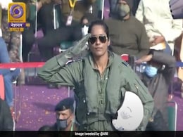 देश की पहली महिला फाइटर पायलट ने गणतंत्र दिवस Fly-Past में दिखाए करतब देश की पहली महिला फाइटर पायलट ने गणतंत्र दिवस Fly-Past में दिखाए करतब