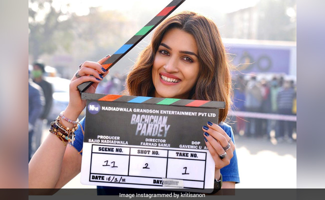 Akshay Kumar And Kriti Sanon Begin Filming <i>Bachchan Pandey</i>. See Pics