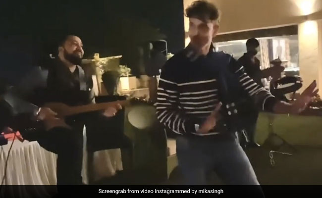 Hrithik Roshan ने न्यू ईयर पार्टी में पहले गाया गाना और फिर दिखाया अपना हुक स्टेप, बार-बार देखा जा रहा Video