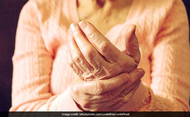 Tips For Wrist And Finger Pain: कंप्यूटर या लैपटॉप पर काम करने से कलाई और उंगलियों में हो जाता है दर्द, अपनाएं ये उपाय