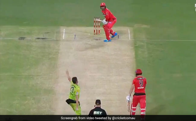 BBL 2020: मोहम्मद नबी ने बाहर निकलकर जड़ा ताबड़तोड़ छक्का, देखता रह गया गेंदबाज - देखें Video