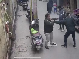 दिल्ली में दिनदहाड़े हुई हत्या सीसीटीवी में कैद, पुलिस ने संदिग्ध को दबोचा दिल्ली में दिनदहाड़े हुई हत्या सीसीटीवी में कैद, पुलिस ने संदिग्ध को दबोचा