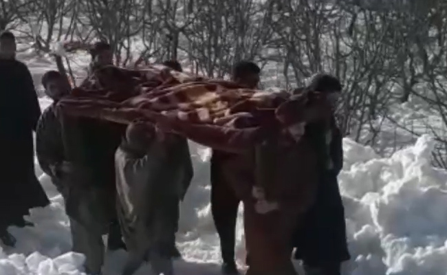 कश्मीर में अस्पताल-कब्रिस्तान तक पहुंचने के लिए बर्फ हटा रही जनता, प्रशासन नदारद