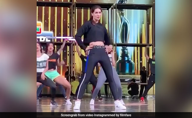 Kriti Sanon ने 'मम्मी नू पसंद' सॉन्ग पर यूं किया झूमकर डांस, रिहर्सल Video हो रहा है Viral