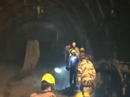 'वहां पर लाइट दिखाओ...' : उत्तराखंड के सुरंग में फंसे लोगों को निकालने का अथक प्रयास जारी - देखें VIDEO 'वहां पर लाइट दिखाओ...' : उत्तराखंड के सुरंग में फंसे लोगों को निकालने का अथक प्रयास जारी - देखें VIDEO