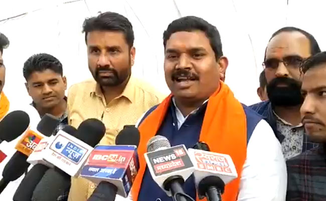 पेट्रोल की बढ़ी कीमतों पर BJP सांसद का अजीबोगरीब बयान, कहा - लोगों की आमदनी...