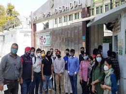 फीस न जमा की तो बच्चों को ऑनलाइन एग्जाम देने से रोका, अभिभावकों ने जताया विरोध फीस न जमा की तो बच्चों को ऑनलाइन एग्जाम देने से रोका, अभिभावकों ने जताया विरोध